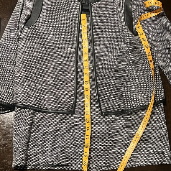 Calvin Klein 2 piece suit - Picture 9 of 9